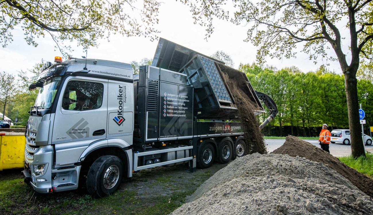 Chauffeur machinist op een zuigwagen