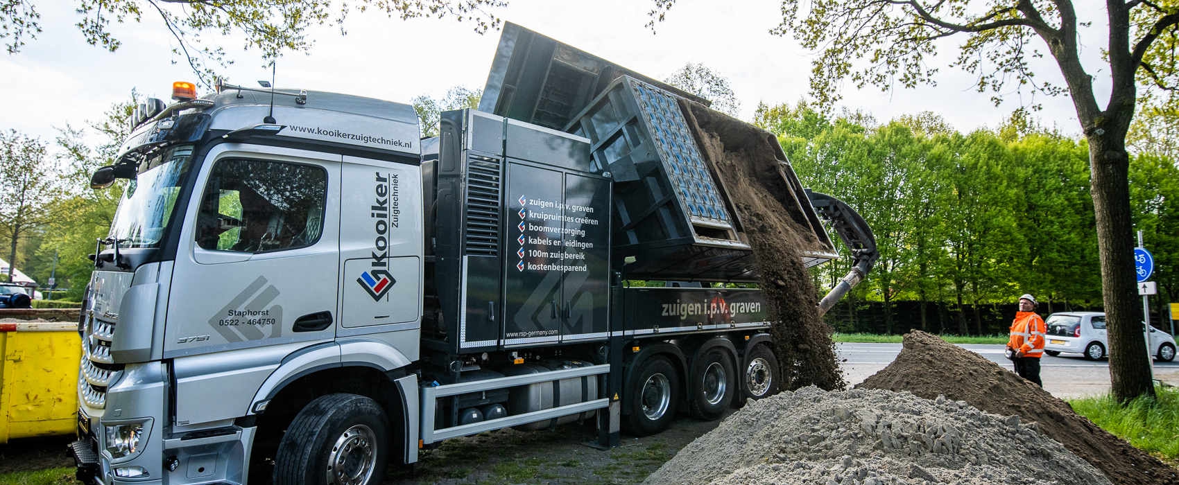 Chauffeur machinist op een zuigwagen